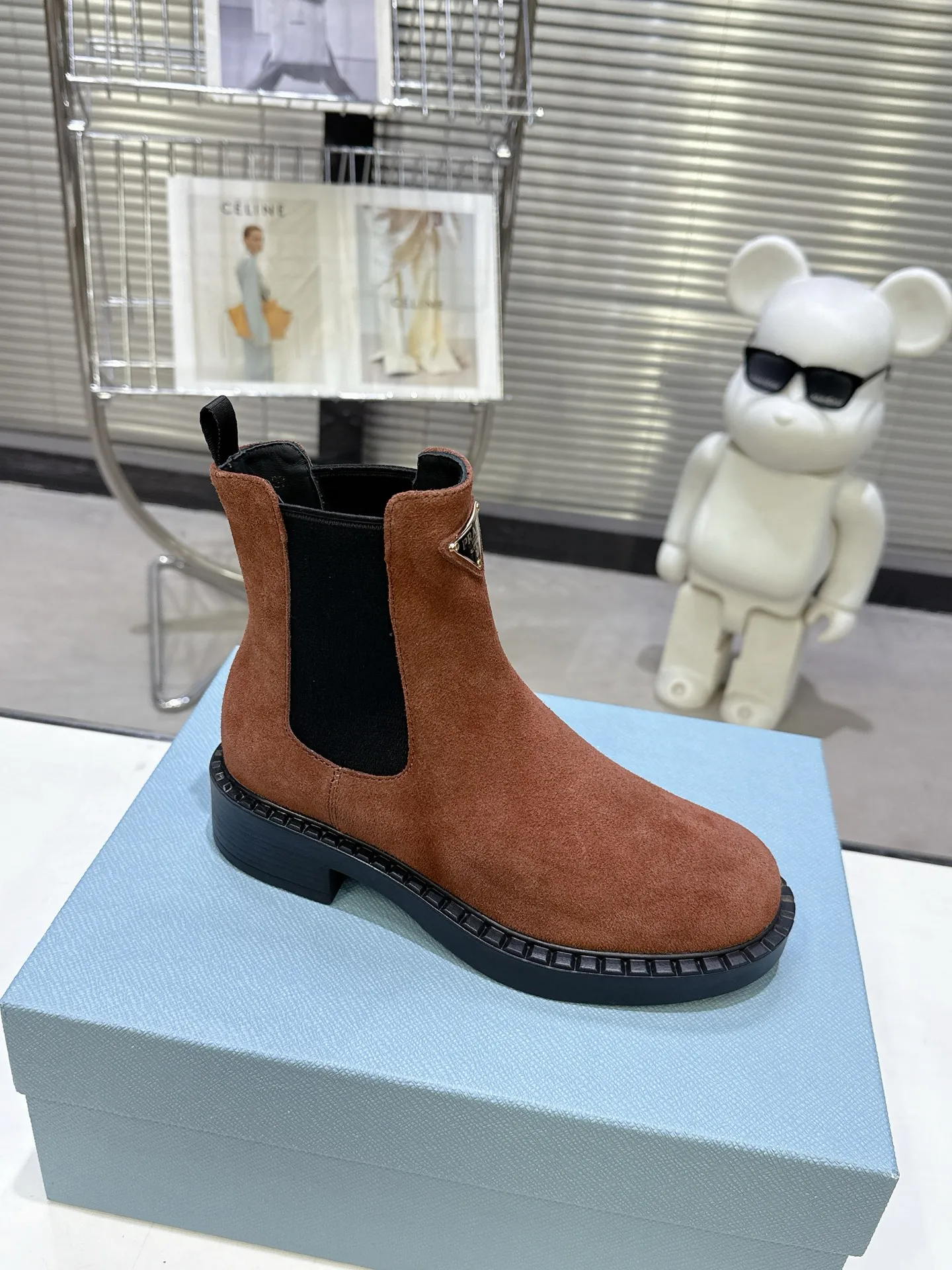 👟👟Ex-factory price 600👟👟 Prada thick-soled retro Martin boots. Elastic elastic, classic thick soles, with triangular buckle. Simple, elegant, fashionable and versatile. Fabric cowhide, open edge beaded cowhide. The lining is made of soft and delicate sheepskin, and the foot feels comfortable. The rubber mold is non-slip and lightweight. Original package sole. Standard size: 35-40. Order 41